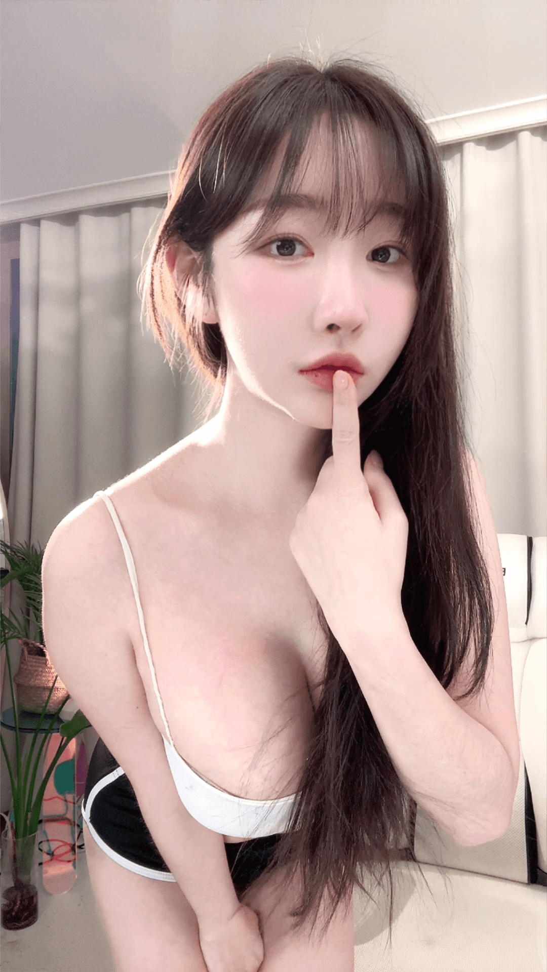 핏줄이 선명하게 비치는 둘기얏 흰 끈나시 가슴골