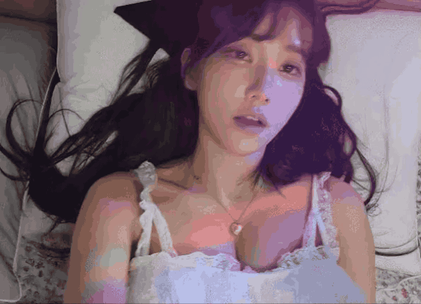 눕방하는 마젠타 여성스런 흰 슬립 윗슴골 + 접힌 가슴골