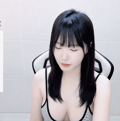 줄무늬 끈나시 입은 모꿀몬 뽀얀 가슴골 ㅗㅜㅑ